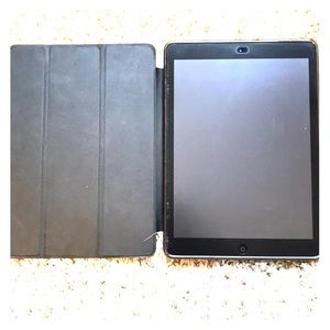 ***sold***iPad 2 with case, reset and cleared.